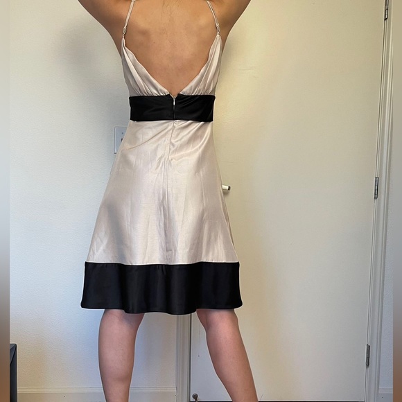 Classy MIDI backless Dress - Picture 5 of 7